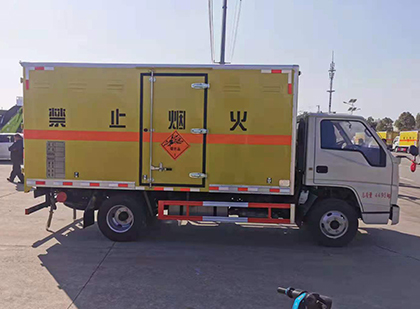 于洪爆破器材运输车工人安全操作规范与智能技术保障